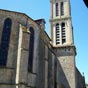La Réole : L'église Saint-Pierre est initialement construite au XIIe siècle dans le style roman. Sévèrement saccagée ainsi que le prieuré par les troupes huguenotes au cours des guerres de Religion, en 1577, elle est entièrement reconstruite au cours du X
